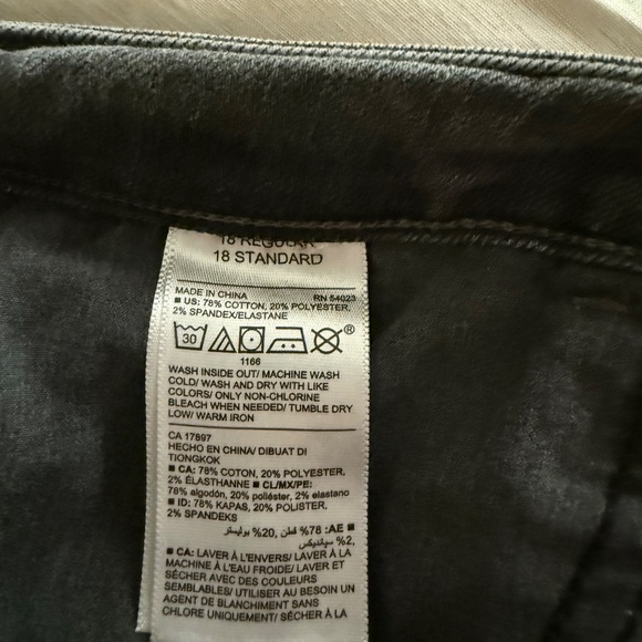 3/$15 - Old Navy Black/Gray Super Skinny Jeans, Regular Length - Picture 3 of 6